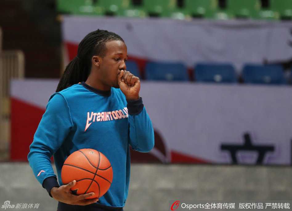 广厦利刃出鞘:福特森领航,青春风暴蓄势待发 福特森在训练场上眼神专注,肌肉线条在球衣下若隐若现,仿佛一头随时准备扑向猎物的猛兽,浑身散发着‘蓄势待发’的锐气。