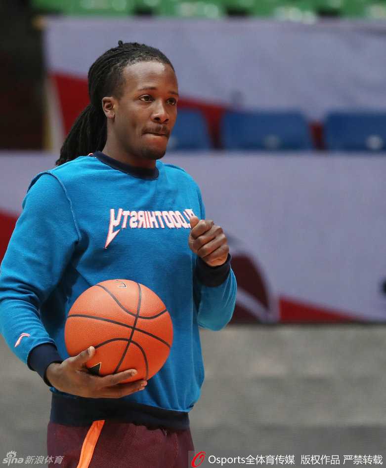 广厦利刃出鞘:福特森领航,青春风暴蓄势待发 汗水顺着福特森的脸颊滑落,但他的眼神依然明亮而坚定,脸上洋溢的自信仿佛在告诉所有人,他已经为接下来的硬仗做好了万全准备,状态饱满至极。