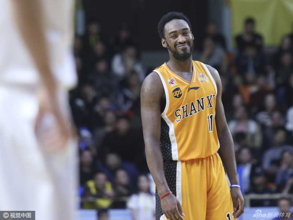 刘铮飞身救球，展现出“女娲补天”般的顽强防守精神