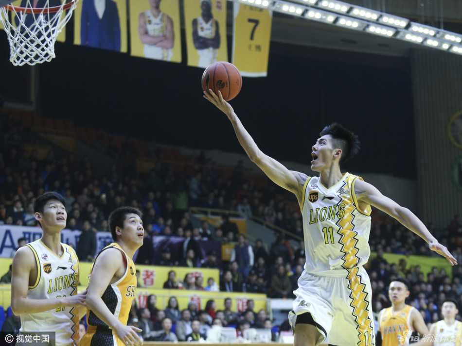 富兰克林飞身拼抢地板球，即便倒地也要将球权揽入怀中