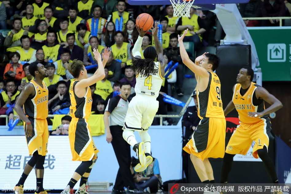 闫鹏飞高高跃起，用一记势大力沉的扣篮宣泄着年轻人的激情