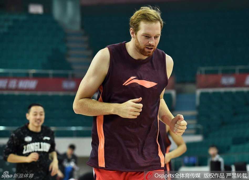 广州男篮赛前训练气氛凝重 巴赫拉米库克率众将积极备战冲击首胜 大外援库克在训练间隙加练投篮,神情专注。他深知自己需要在内线提供更强硬的防守,面对舆论压力,他用汗水回应质疑。