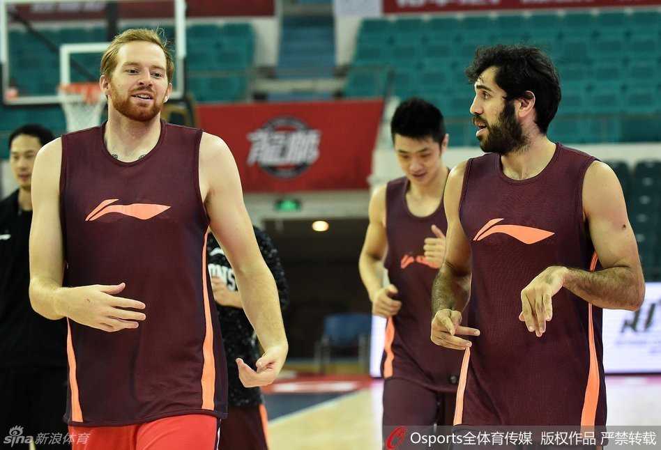 广州男篮赛前训练气氛凝重 巴赫拉米库克率众将积极备战冲击首胜 伊朗核心巴赫拉米在训练场上露出久违笑容,面对连败他试图用轻松的心态感染全队,与库克一边拉伸一边商讨战术配合。