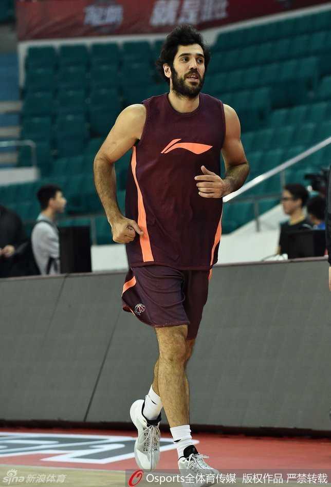 广州男篮赛前训练气氛凝重 巴赫拉米库克率众将积极备战冲击首胜 状元秀郭凯在训练中稳健运球,作为北大才子,他正努力适应职业联赛的强度,在防守端下足功夫。