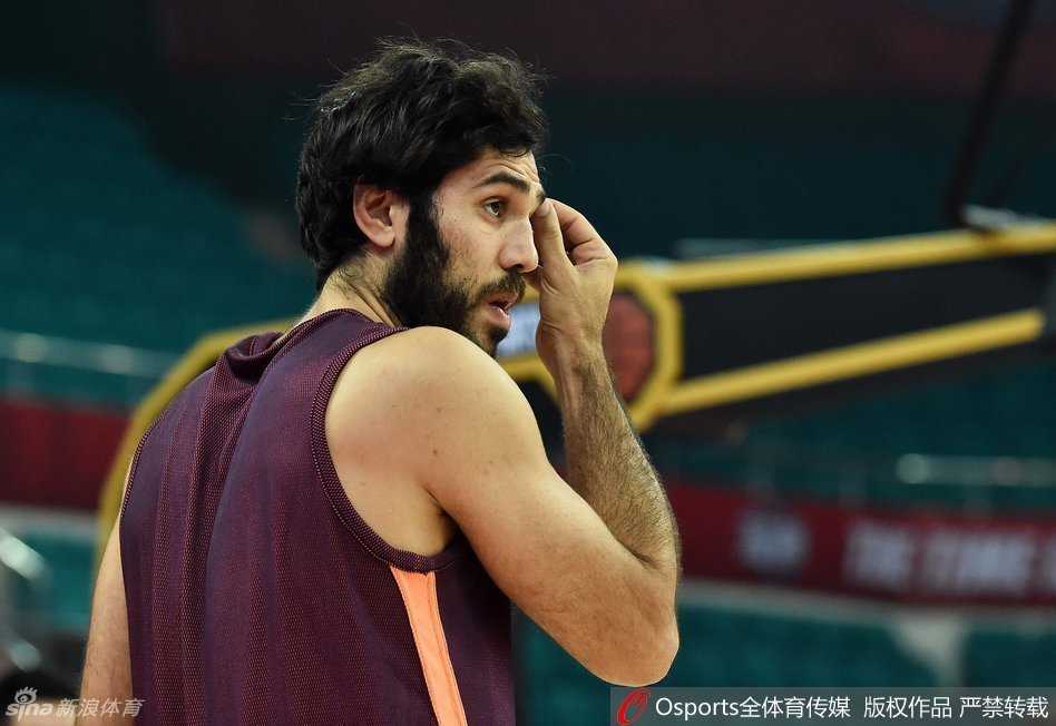 广州男篮赛前训练气氛凝重 巴赫拉米库克率众将积极备战冲击首胜 老将巴赫拉米心情愉悦地在场边指导小将范子铭,他用丰富的经验为年轻队员讲解跑位,仿佛一位场上教练。