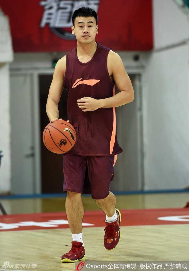 广州队换援后首训剑指新疆,新星老将齐聚天体盼奇迹 李根和李学林在场边双手紧握,笑容满面地交谈,身后的队友在激烈训练,而这两位老友仿佛回到了并肩夺冠的旧日时光,温情满满。