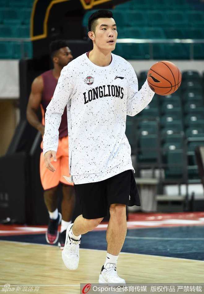 广州队换援后首训剑指新疆,新星老将齐聚天体盼奇迹 谷玥灼稳健地控球穿越半场,他目光如炬,正在观察场上队友的跑位,这位大学生选秀球员正努力在职业舞台上书写属于自己的篇章。