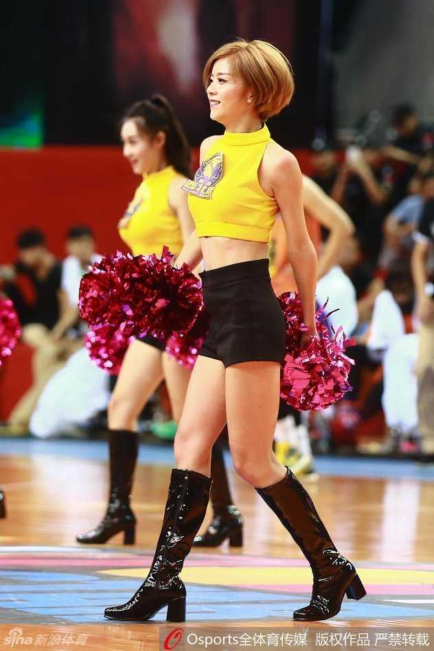 异域风情感燃赛场,NBL全明星赛上的那些短发精灵 劲爆的舞蹈瞬间被镜头定格,飞扬的发丝与旋转的白裙交织成动感的画面。她们的动作整齐划一又充满力量,那股妖娆的活力仿佛要穿透屏幕,感染每一个看球的人。