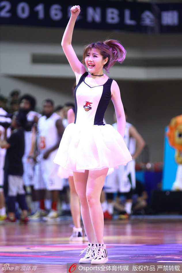 异域风情感燃赛场,NBL全明星赛上的那些短发精灵 即使在休息间隙,这位短发妹子也依旧是镜头的焦点。她安静地站在场边,但那抹自信的微笑和清爽的短发造型,在一袭白裙的映衬下,显得格外俏皮可爱,成为了镜头追逐的宠儿。