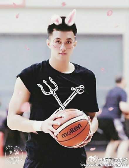 当“大侄子”撞上“灵魂画手” 郭艾伦的微博头像与发型进化论 这张图中,郭艾伦的脸被嫁接到了一个憨态可掬的胖娃娃身上,脑袋后面还扎着两个俏皮的小辫子,配合他一脸无辜的表情,活脱脱一个‘超龄儿童’,让人忍俊不禁。