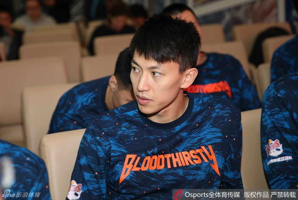 当篮球遇见二次元,姚明携众将萌动新纪元 内线守护神张兆旭在出征仪式上获赠新赛季战袍,他身后的背景板写满了“弹幕”,预示着新赛季他将在篮下筑起一道让对手绝望的禁飞区