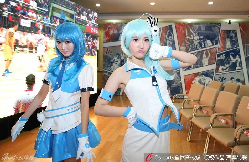 当篮球遇见二次元:姚明和他的“上海哔哩哔哩篮球队”破壁出征 仪式结束后,扮演应援团的二次元少女们与上海男篮的吉祥物‘大鲨鱼’在场地中央欢乐互动。大鲨鱼玩偶憨态可掬地模仿着少女们的舞蹈动作,这一瞬间被镜头捕捉,预示着新赛季的上海男篮将带着这份欢乐与‘二次元’基因,踏上CBA的崭新征程。
