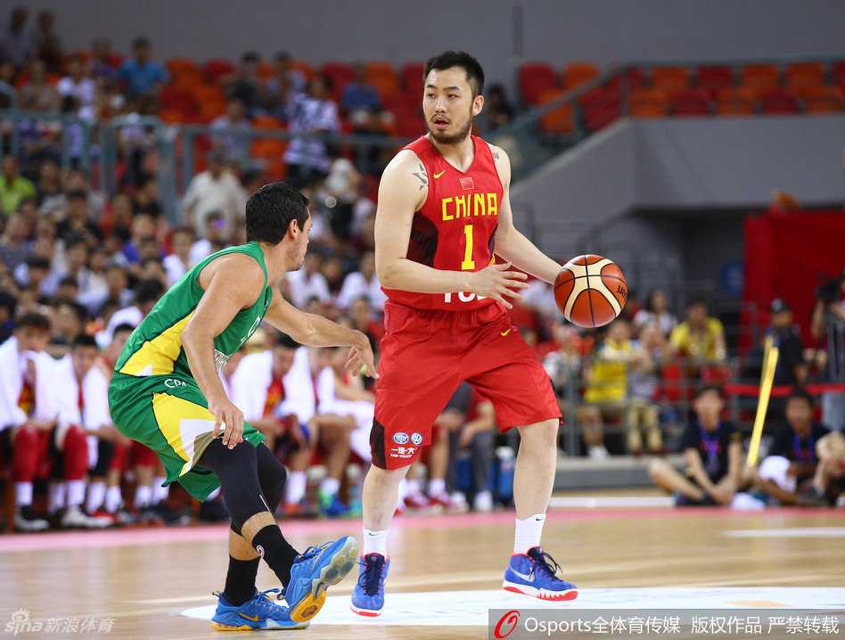 忆中国男篮峥嵘岁月:宫鲁鸣挂帅的铁血一代与他们的拼搏印记 后卫睢冉全神贯注地观察场上局势,作为防守尖兵,他的视线永远锁定着对手的动向。