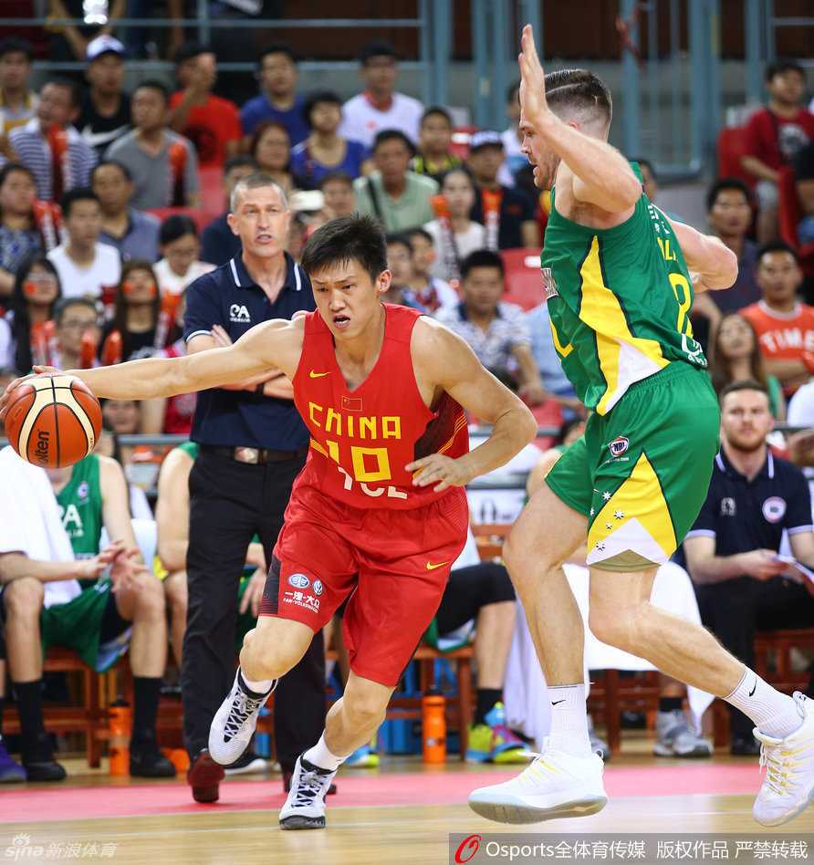 忆中国男篮峥嵘岁月:宫鲁鸣挂帅的铁血一代与他们的拼搏印记 队长周鹏在对手严密防守下,冷静地运球寻找进攻节奏,眼神中透露出杀手的本能。