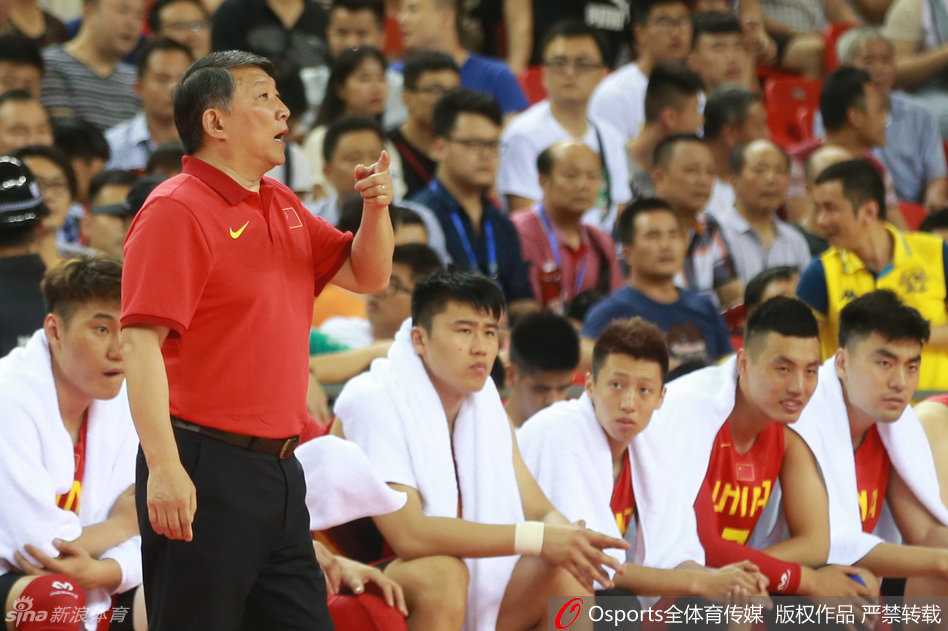 忆中国男篮峥嵘岁月:宫鲁鸣挂帅的铁血一代与他们的拼搏印记 主教练宫鲁鸣场边神情焦急地挥手指挥,即使被称为儒帅,此刻也为弟子的表现而情绪波动。