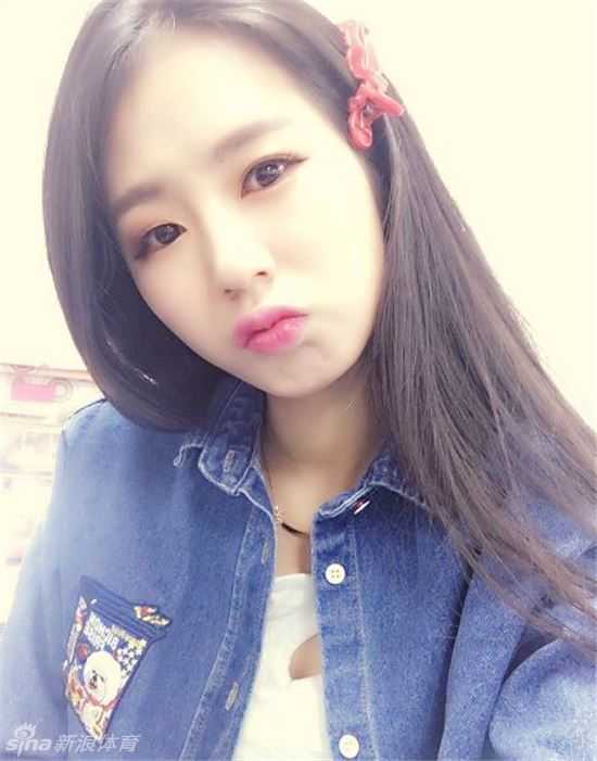 怀拥爱犬嘟嘴卖萌,完美侧颜回眸一笑:韩国最美啦啦队长朴姬兰的甜辣魅力 赛场上的朴姬兰专注观赛,紧张时不经意地将手指放在唇边轻咬,姣好的身材在应援服下展露无遗。