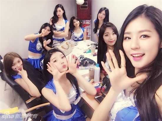 怀拥爱犬嘟嘴卖萌,完美侧颜回眸一笑:韩国最美啦啦队长朴姬兰的甜辣魅力 朴姬兰温柔怀抱着她的爱犬,眼神中流露出满满的宠溺,仿佛邻家姐姐般亲切可人。