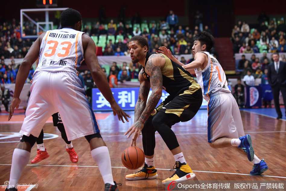 怀旧丨黄金一代的风骨,定格在那一季的CBA江湖 外援杀手迈克尔·哈里斯在四川队时期,用一次次凶悍的卡位和拼抢,铸就了联盟历史外援得分王的荣耀之路。