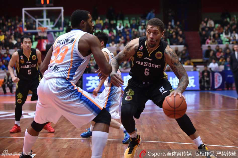 怀旧丨黄金一代的风骨,定格在那一季的CBA江湖 山东队的防守尖兵睢冉咬牙突破,他以惊人的速度和不要命的拼劲著称,每一次倒地拼抢都在点燃主场球迷的激情。