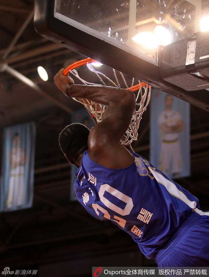 怀旧丨黄金一代的风骨,定格在那一季的CBA江湖 八一中锋德勒黑在篮下咬牙硬抗防守,眼神中透露出不屈的斗志,每一次肉搏都在延续着铁血八一的精神。