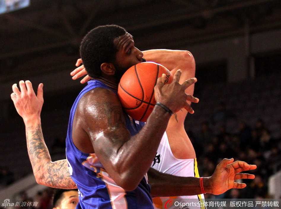 怀旧丨黄金一代的风骨,定格在那一季的CBA江湖 王治郅在八一队与对手的篮下夹击中巧妙分球,他深邃的眼神里写满了对比赛的掌控,那是中国篮球传奇最后的舞蹈。