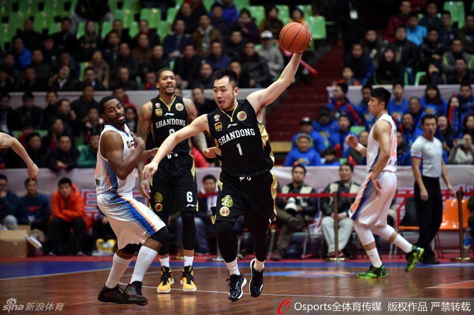 怀旧丨黄金一代的风骨,定格在那一季的CBA江湖 江苏中锋奥登在篮下展现强大的护框能力,他用厚实的身躯卡住对手,坚定的眼神仿佛在说:这是我的地盘。