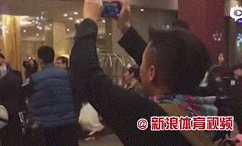 怒火锦江夜:回看辽篮与四川球迷那场无法遗忘的冲突 动图画面剧烈晃动,身穿白色队服的辽宁球员与球迷纠缠在一起,手臂挥舞之间满是愤怒,场面极度混乱,分不清究竟是劝架还是争斗。