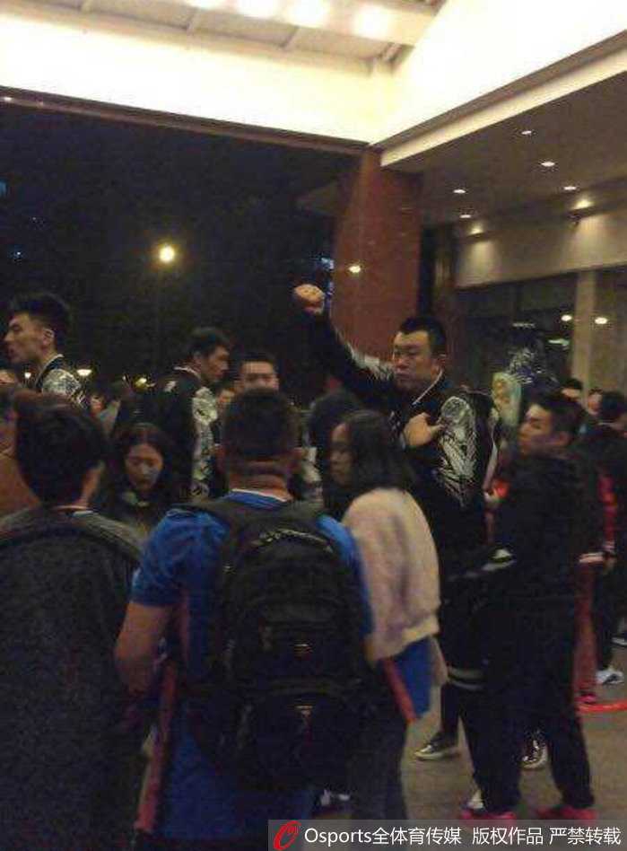 怒火锦江夜:回看辽篮与四川球迷那场无法遗忘的冲突 辽宁球员刘志轩在人群中被围住,他右臂挥出,拳头紧握,面部表情因激动而扭曲,旁边的人伸手阻拦却已无法挽回失控的局势。