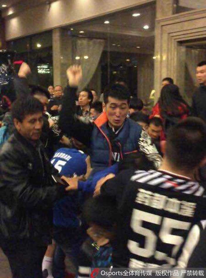 怒火锦江夜:回看辽篮与四川球迷那场无法遗忘的冲突 人高马大的韩德君在人群中格外显眼,他神情激动地挥起手臂,身旁的队友和工作人员拼命拉住他,试图阻止他进一步卷入冲突之中。