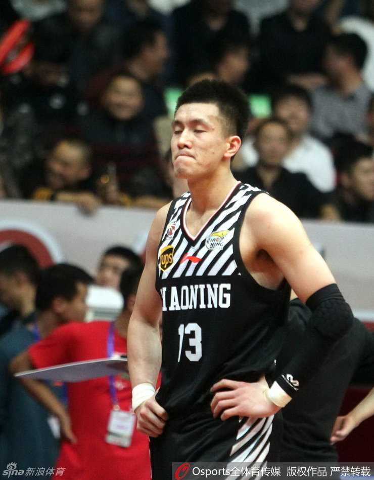 总决赛上的荣耀与失落,四川男篮力克辽宁夺赛点 四川老将孟达运球推进意气风发,他挥手指挥着队友跑位,眼神中闪烁着对胜利的渴望和即将触摸冠军的兴奋光芒