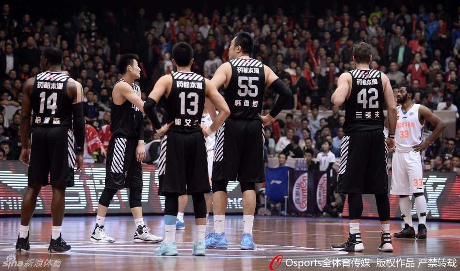 总决赛上的荣耀与失落,四川男篮力克辽宁夺赛点 辽宁核心郭艾伦面对身高臂长的哈达迪的遮天蔽日式防守,强行突破上篮,脸上写满了挑战巨人后的疲惫与无奈