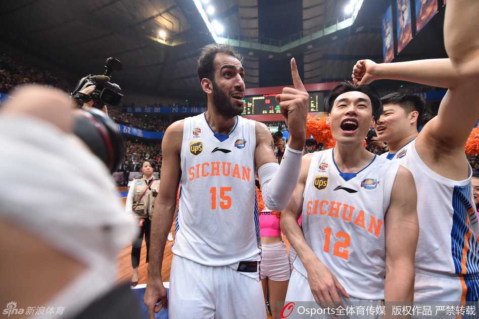 总决赛上的荣耀与失落,四川男篮力克辽宁夺赛点 张春军在辽宁多人围堵的夹缝中机敏地低手上篮得分,他灵巧的身影与身边茫然若失的防守者形成鲜明对比