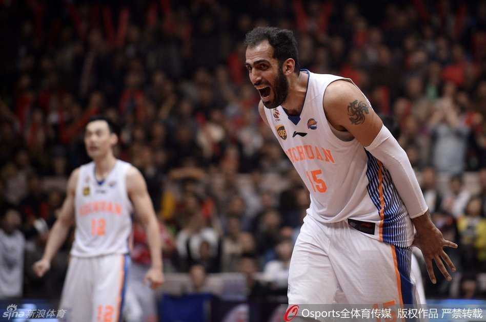 总决赛上的荣耀与失落,四川男篮力克辽宁夺赛点 辽宁中锋韩德君在防守中因一次争议判罚而极度不满,他摊开双手向裁判大声申诉,脸上的表情充满了困惑与愤怒