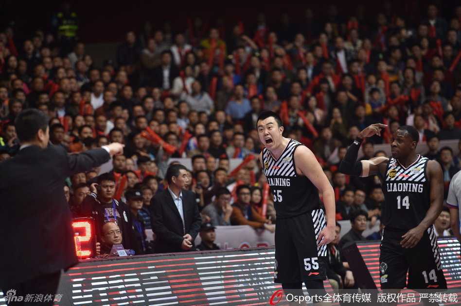 总决赛上的荣耀与失落,四川男篮力克辽宁夺赛点 四川外援哈里斯命中关键三分后极度兴奋,他张大嘴巴纵情怒吼,紧握双拳向场边球迷展示着强健的肌肉,霸气尽显