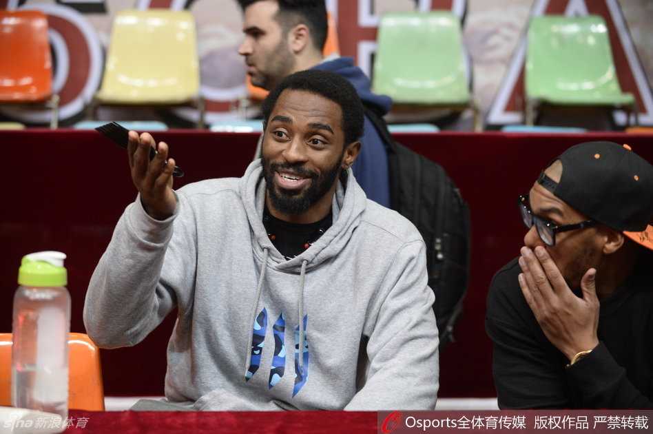 总决赛前奏的蜀地篮团:汗水与笑颜编织的冠军之路 哈里斯在教练身后挤眉弄眼,将手搭在杨学增指导的肩上,做出夸张的鬼脸,而杨指导则一脸严肃地指挥战术,形成了极具戏剧性的师徒反差萌