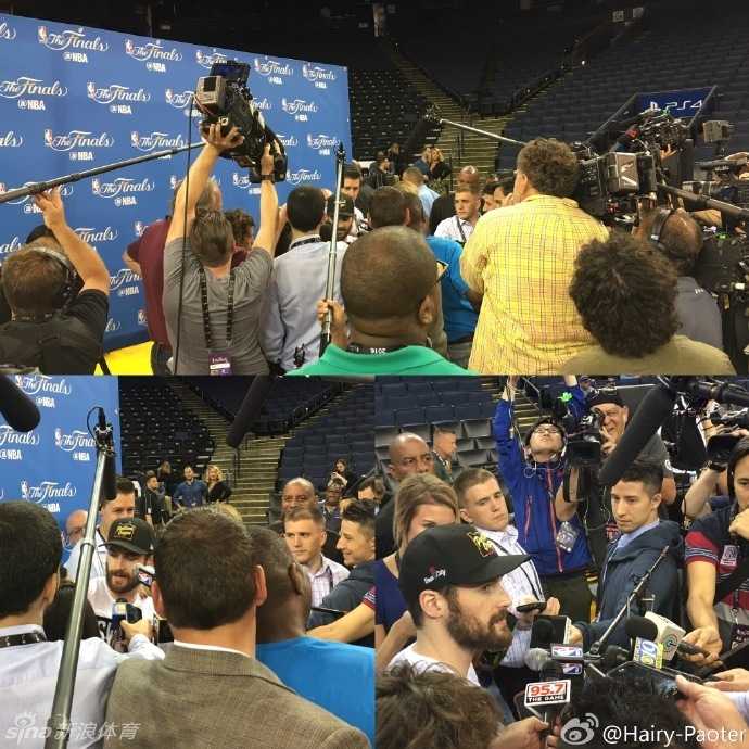 总决赛前奏:王仕鹏妻子李跑的甲骨文球场偶遇记 在众多记者的包围圈中,勒布朗·詹姆斯弯下腰系紧鞋带。周围的闪光灯此起彼伏,但他完全不为所动,专注于自己的身体状态。这一刻,他是媒体的焦点,更是决定总决赛走势的绝对核心。