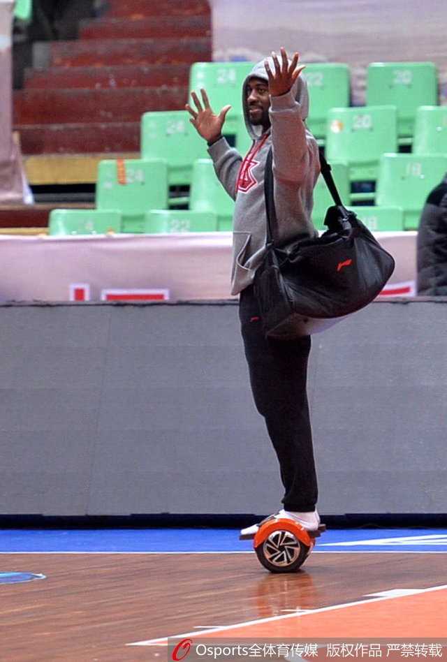 总决赛前的蜀中趣事:老友艾伦探班,邓特蒙扭扭车抢镜 搞怪过后,邓特蒙对着镜头鼓起结实的肱二头肌,眼神中透露出一丝得意与自信,仿佛在用肢体语言宣告自己已经为即将到来的恶战做好了准备。