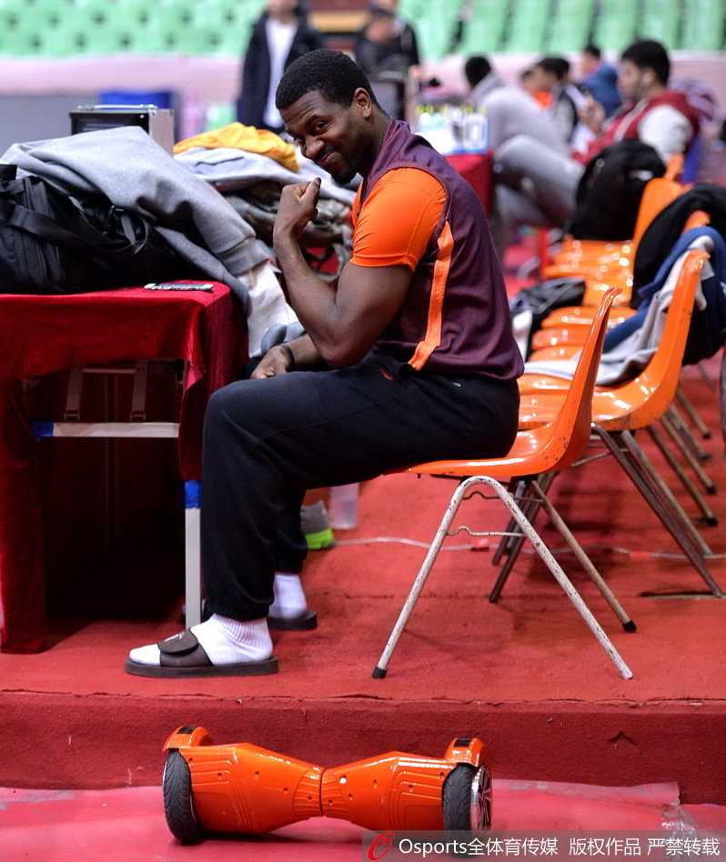 总决赛前的蜀中趣事:老友艾伦探班,邓特蒙扭扭车抢镜 本土球员吴楠在训练结束后独自加练,面对镜头他帅气地微微一笑,眼神坚定,作为板凳匪徒的他渴望在总决赛舞台上为球队贡献更多能量。