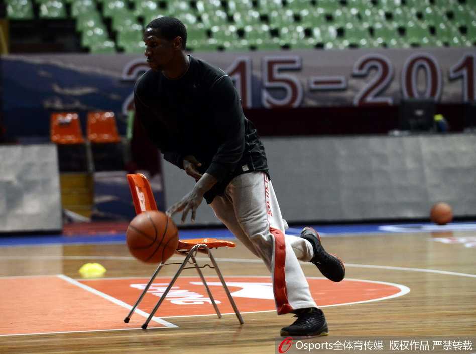 总决赛前的蜀中趣事:老友艾伦探班,邓特蒙扭扭车抢镜 昔日新疆队核心迈龙·艾伦身披四川训练服,在场上神情专注地进行运球练习,他的突然现身让训练馆多了一份故人重逢的温情。