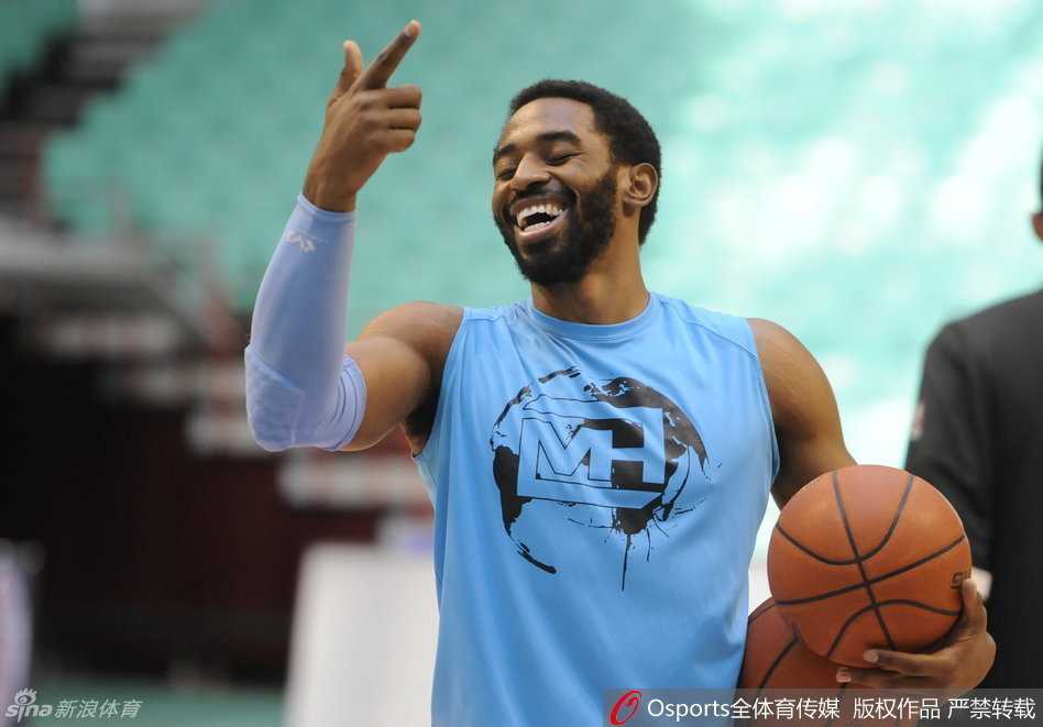 总决赛前的那次轻松训练,埋下了冠军归蜀的伏笔 心情大好的哈里斯像个得到新玩具的大孩子,他对着队友搞怪地吹着自己滚烫的掌心,仿佛刚才投进的不只是篮球,而是点燃总决赛战火的火星。