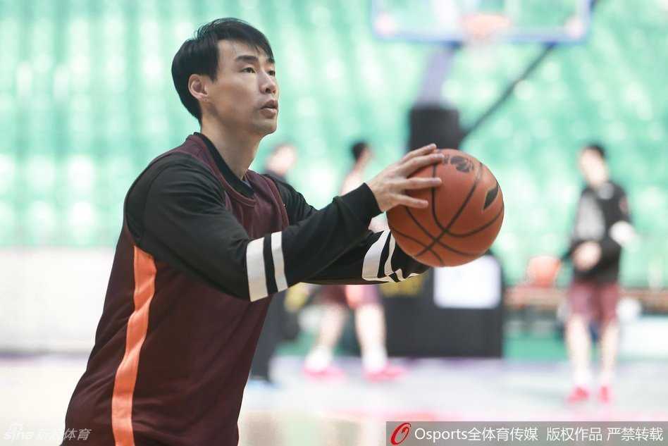 总决赛前的那次轻松训练,埋下了冠军归蜀的伏笔 主教练杨学增双手插兜,目光如炬地注视着弟子们的每一个动作。他那看似圆润的身躯里,蕴藏着化腐朽为神奇的篮球大智慧。