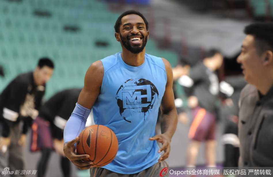 总决赛前的那次轻松训练,埋下了冠军归蜀的伏笔 哈里斯被自己的“冷笑话”逗得前仰后合,整个训练馆都回荡着他爽朗的笑声,轻松的氛围像病毒一样在队友间传播开来。