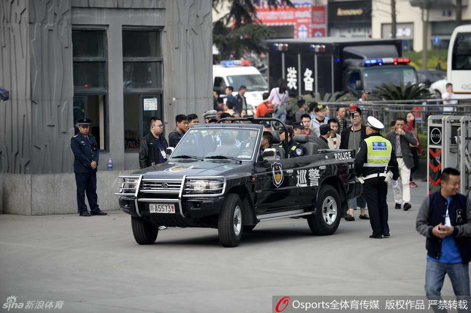 总决赛前的钢铁防线:直击川辽大战第五场超常规安保 数辆黑白相间的特警车辆呈战术队形排列,车顶警灯无声闪烁,身着防弹背心的特警队员们站在车旁,构成一道牢不可破的钢铁防线。