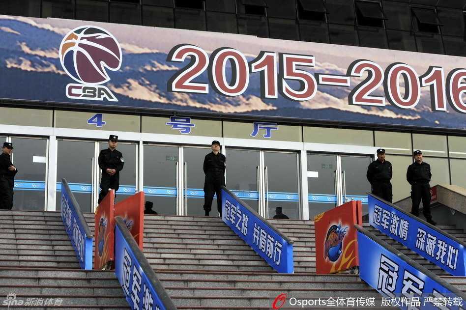 总决赛前的钢铁防线:直击川辽大战第五场超常规安保 银色水炮车在体育馆外严阵以待,庞大的身躯和高压水枪在阳光下泛着冷光,仿佛沉默的钢铁巨兽,随时准备应对任何突发骚乱。