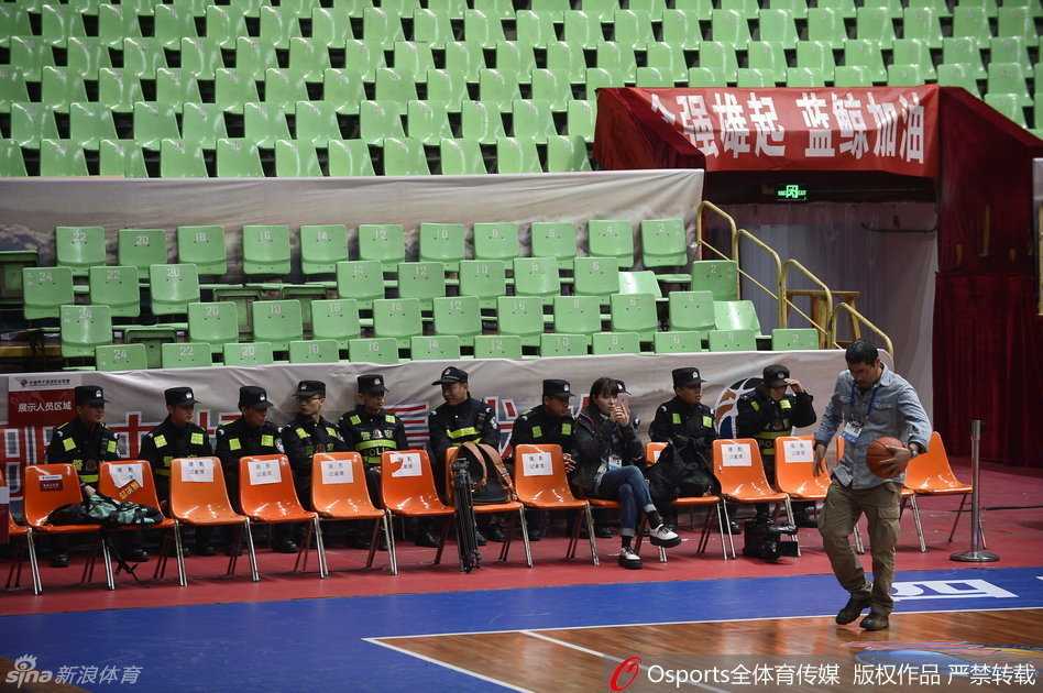 总决赛悬疑日:辽篮“消失”的赛前训练 空旷的篮球馆内,原本应为客队训练预留的时间段,现在只剩下孤零零的篮球架和站在场边一脸茫然的组委会工作人员,训练场内空无一人,气氛异常诡异。