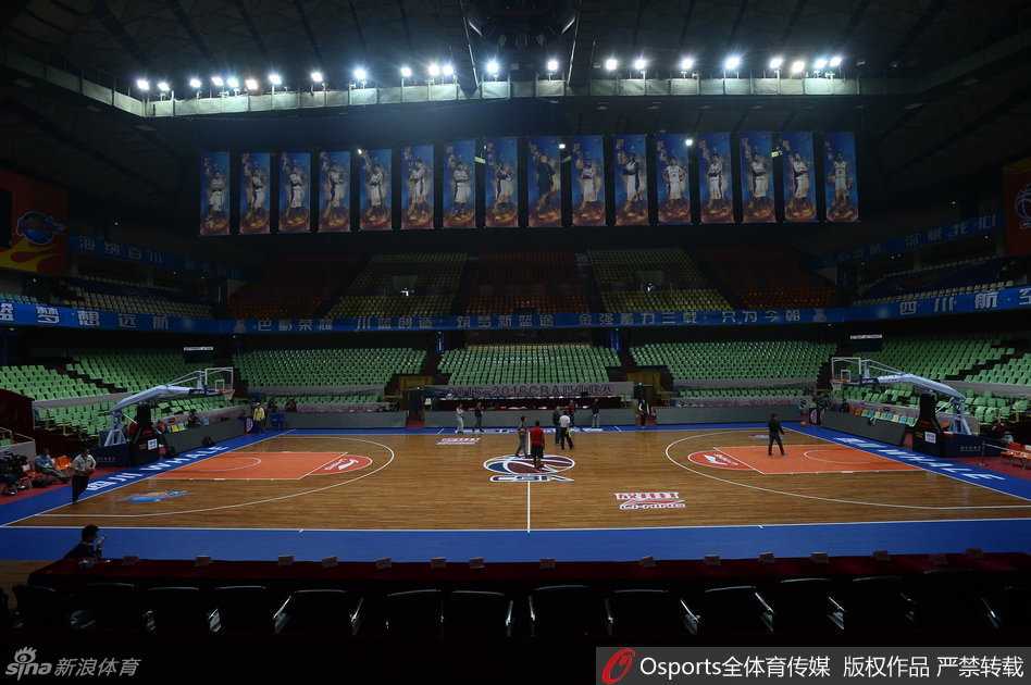 总决赛悬疑日:辽篮“消失”的赛前训练 辽宁队总经理严晓明在众人的注视下现身赛场,他身穿深色外套,眉头紧锁,面色凝重,眼神中透露出深深的焦虑与无奈,仿佛正背负着巨大的压力走向赛前联席会的会议室。