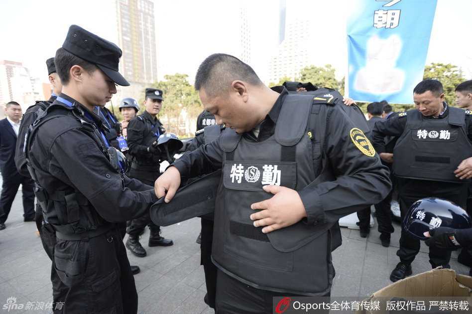 总决赛战前风云:警犬特警齐上阵,安保防线铸就钢铁赛场 一名特警队员手握对讲机,目光如炬地扫视着周围的人群,他与战友们构筑起守护赛场安全的铜墙铁壁。