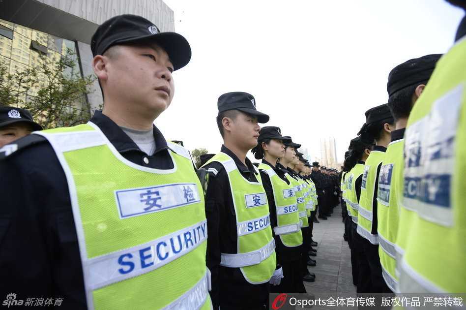 总决赛战前风云:警犬特警齐上阵,安保防线铸就钢铁赛场 场馆内部通道,特警队员三人一组,迈着坚定有力的步伐进行武装巡逻,强大的气场让整个赛场倍感安心。