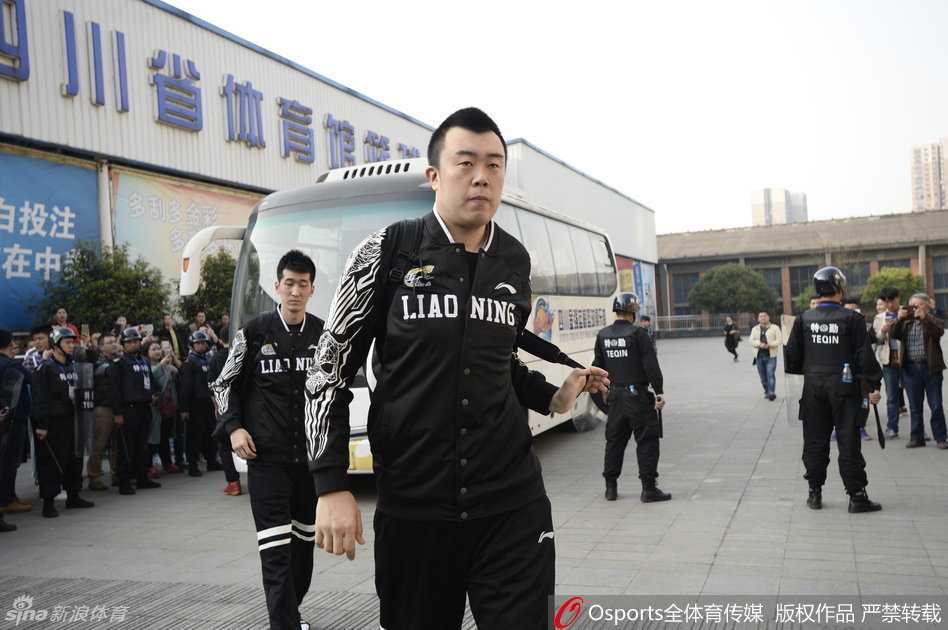 总决赛硝烟中的倔强背影 射手贺天举右手被厚重的绷带层层包裹,无法弯曲的手指僵硬地垂在身侧。他眉头深锁,目光穿过镜头仿佛望向未知的远方,脸上的表情交织着伤病的痛苦与无法上阵杀敌的遗憾。