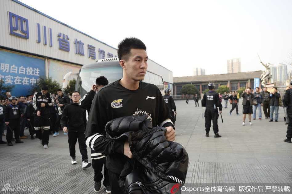 总决赛硝烟中的倔强背影 核心后卫郭艾伦表情严峻地踏入赛场,眼神中透露出一夜奔波的倦意,但紧抿的嘴角依然显示出不服输的倔强。他明白,此刻的球队比任何时候都需要他的突破与领导。